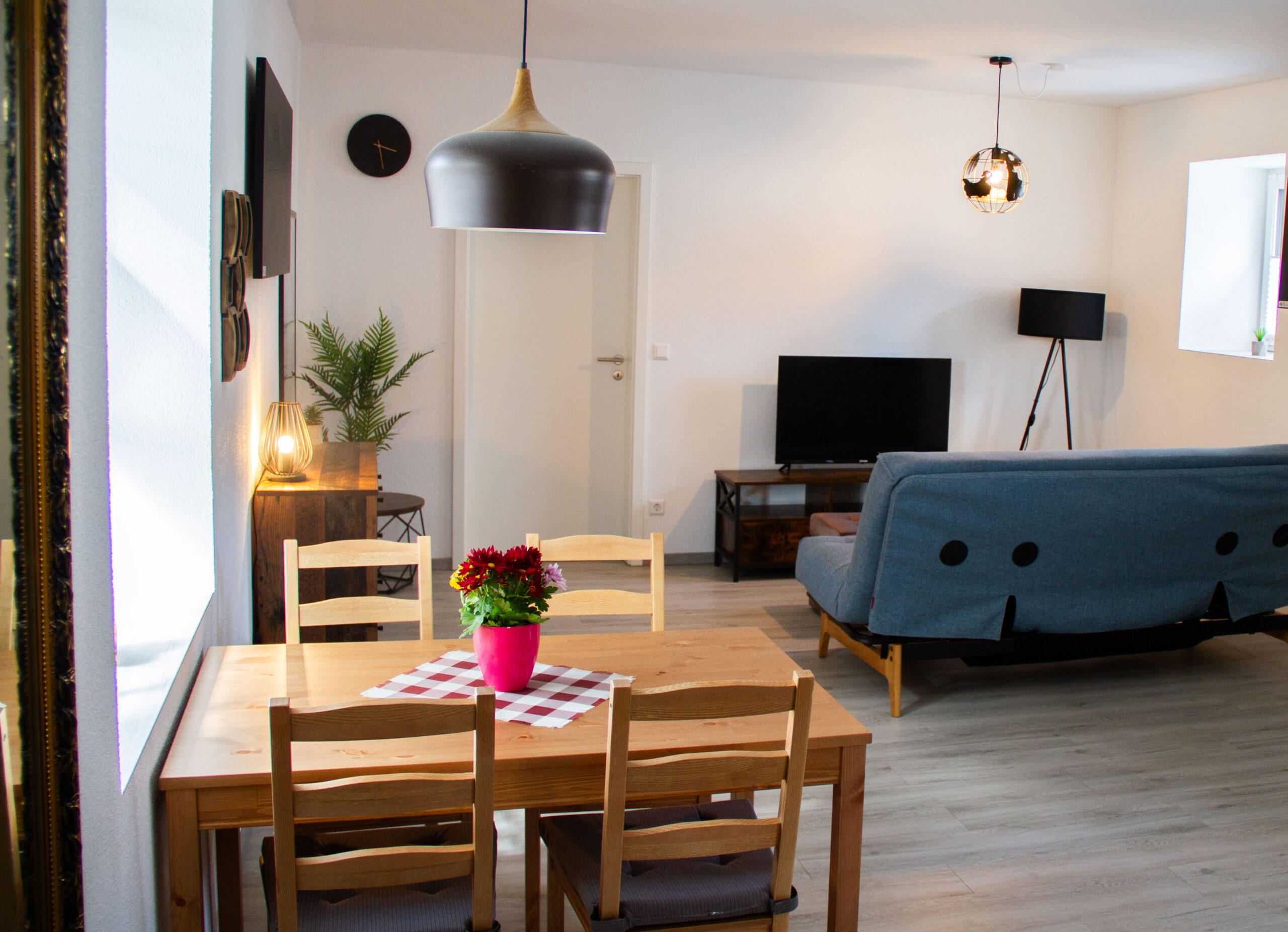 Wohnzimmer mit Essbereich und Smart TV